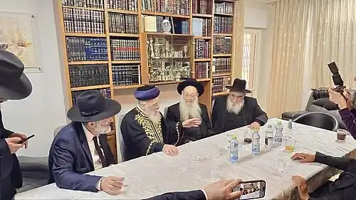 Hebrew: כינוס_מועצת_חכמי_התורה_של_ש"ס,_לצד_ח"כ_אריה_דרעי_,הרב_יצחק_יוסף,_הרב_משה_מאיה_,והרב_אברהם_סאלים