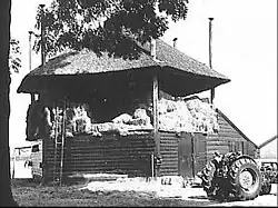 Hexagonal barrack with a storeroom below, the latter called a schuurberg in Dutch