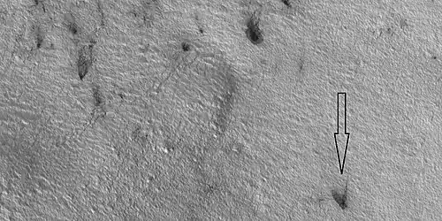 Plumes, as seen by HiRISE under HiWish program Arrow shows a double plume. This may have been because of shifting winds.