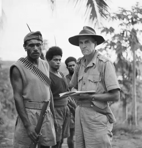 AWM 127566 Capt T. GRAHAMSLAW, ANGAU, BRIEFING SERGEANT-MAJOR KATUE Oct 1942.jpg