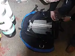 Horseshoe configuration wings for twin-cylinder set: the cylinders are fastened by 2 metal straps to the backplate with the wings between them.