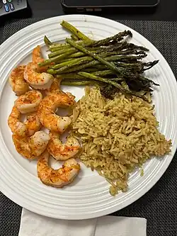 Air-fried shrimp with rice and asparagus
