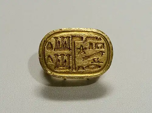 Signet ring; 664–525&nbsp;BC; gold; diameter 3&nbsp;cm, length: 3.4&nbsp;cm (bezel); British Museum (London)