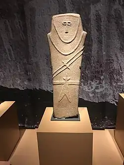 Stele of a male wearing a baldric; 4th millennium BC; sandstone; height: 92&nbsp;cm; from Al-'Ula (Saudi Arabia); in a temporary exhibition in the National Museum of Korea (Seoul), named Roads of Arabia: Archaeological Treasures of Saudi Arabia