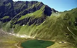 The Bergersee Hut (2,181&nbsp;m) (below the Goldeckscharte notch), seen from the ascent to the Berger Kogel (1980)