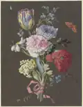 Blumengebinde aus Anemonen (Anemona), Tulpe (Tulipa), Mohn(Papaver), Narzisse (Narcissus) und Aurikel (Primula auricula) mit braunem Schmetterling