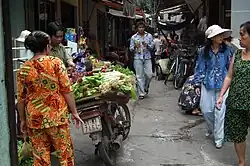 Bùi Viện street life in daylight