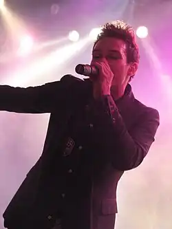 Chris Wallace performing with The White Tie Affair at the Chicago House of Blues in November 2009