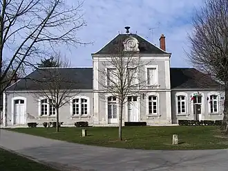 The town hall in Diou