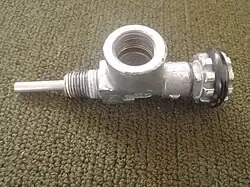 Cylinder valve with 17E taper thread and in-line valve knob. The outlet is a lateral 7-thread G5/8" DIN socket.