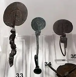 Serpentine brooches with stirrup, 900-850 BC.