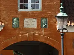 The plaque commemorating the Bissen's