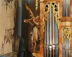 Trumpeting angel to the left