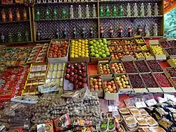 Food retailer&nbsp;– a fruit shop in Naggar, Himachal Pradesh, India