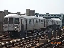 R46 G train switching tracks at Fourth Avenue, when G service terminated at Smith–Ninth Streets prior to July 2009