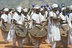 Northern Nigeria, 2008. Hausa musicians playing bass lutes (probably babbar garaya or komo[142]) and one playing the goge bowed lute. The Gbagyi call the instrument kaburu.[143]