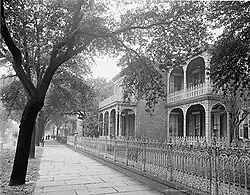 Residential scene along Government in 1906.