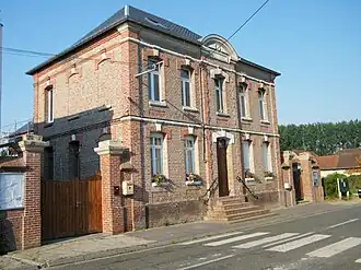The town hall and school in Hem-Hardinval