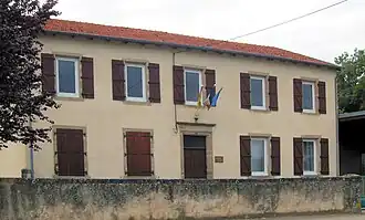 The town hall and school in Hergugney