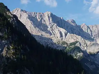 Middle Höllentalspitze (centre, 2,743&nbsp;m or 8,999&nbsp;ft)