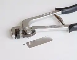 Single-hole punch for sheet metal