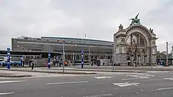 The arc that now remains of the old station, with the sculpture Zeitgeist by Richard Kissling on top, with the new station frontage behind
