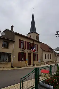The town hall and church in Laneuvelotte