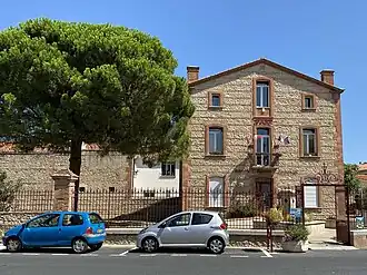 The town hall in Montescot