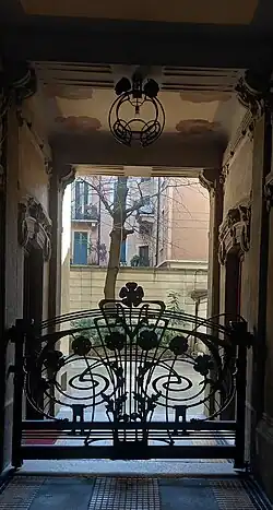 Casa Guazzoni, cancello, Milan