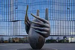 “Birds”. 2023, h = 400 cm, bronze, granite – Pobediteley Avenue, Minsk, Belarus (daytime general view)