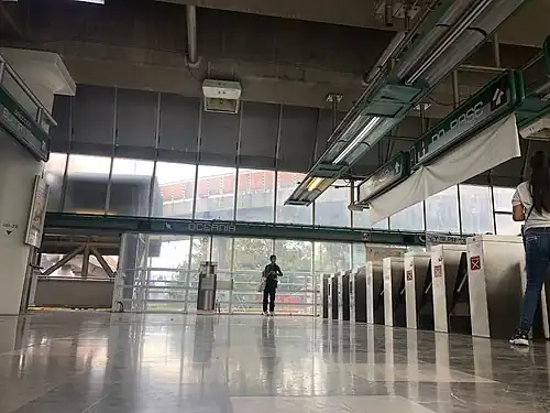 Picture of the lobby of the station, including access turnstiles.