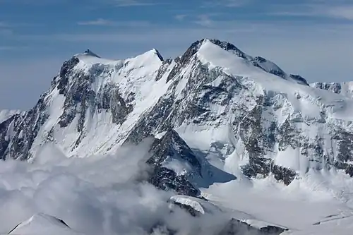 The east and north side with the 600-metre-high (2,000&nbsp;ft) north face of the Nordend (as seen from the Strahlhorn)