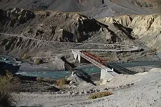 NH 505-F-Kaza to Losar-38-zwei Bruecken-Fluss-gje.jpg