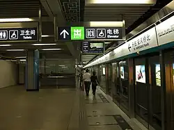 Line 4 platform in May 2010, the white wall on the left shows construction of transfer to Line 9