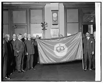 Presentation of the state flag.