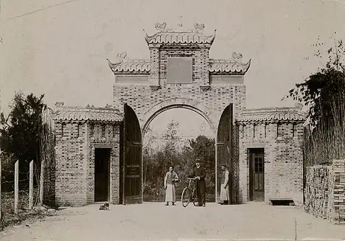 Newly completed gate of the Union University, 1915