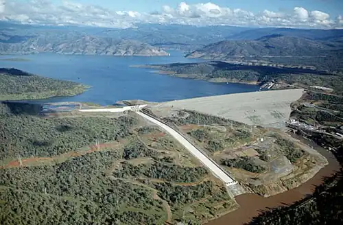 The Oroville dam before the crisis, with main spillway center and overflow spillway on the left
