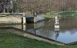 Kasteelgracht en tuin