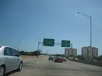 A road sign on the southbound side of PR-12 announcing the PR-133/Comercio Street exit towards Downtown Ponce (Ponce Centro)