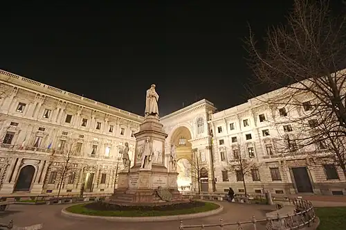 Monument to Leonardo in Piazza della Scala