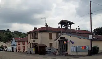 The town hall and school in Regney