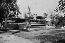 View of the southern elevation of the facade in 1911. At the center of the facade is the living and dining room terrace. The flat roof protrudes from the facade.