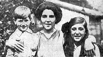 Gooding with her arms on the shoulders of her two children