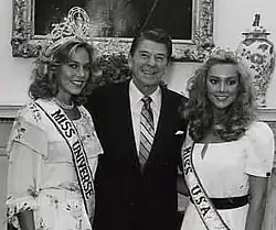 Shawn Weatherly, Miss Universe 1980 and Kim Seelbrede, Miss USA 1981 together with then-US President Ronald Reagan