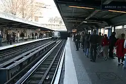 Line 1 platforms before the installation of Platform Screen Doors.