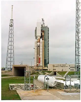 A Titan IV on LC-41 in 1996. The steel towers visible at the left and right are part of the lightning protection system.