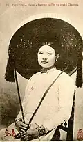 Vương Thị Phượng wears a nón Ba tầm in photo taken in the early 20th century.