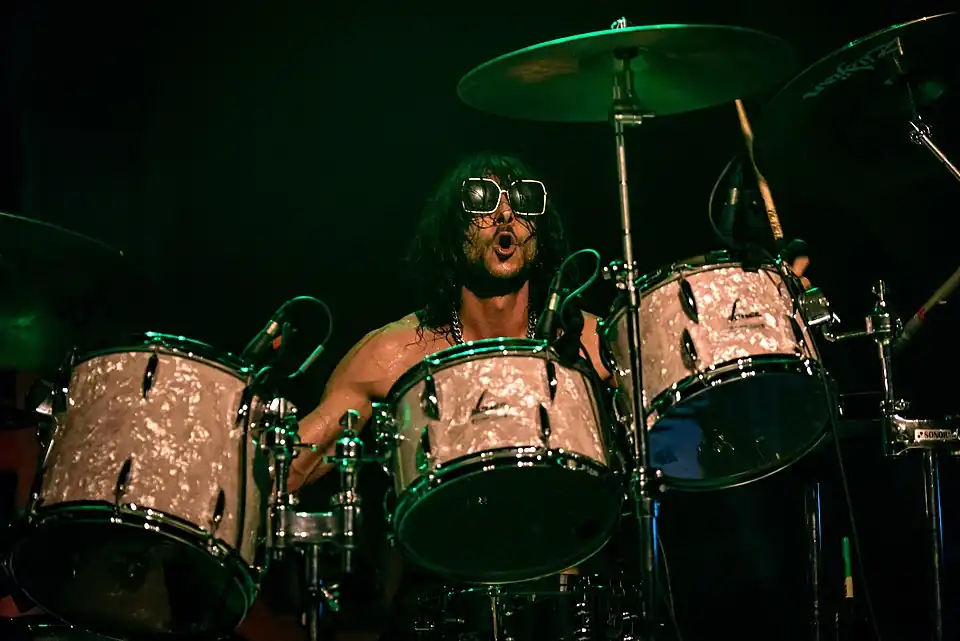 Carapetis performing with Wolfmother in 2016