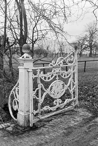 Achttiende-eeuws smeedijzeren hek van de Breedenborg (vóór restauratie) met daarop de wapens van de families Sickinghe en Van Berum