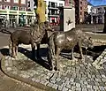 Twee Shetlandpony's (beeld) in het centrum